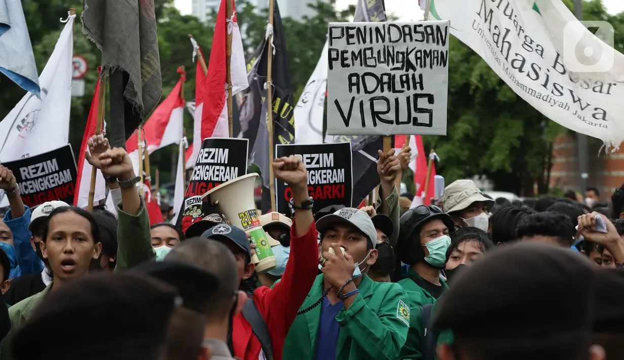 Sejumlah mahasiswa yang tergabung dalam Front Millenial Jabodetabek melakukan aksi unjuk rasa di Jalan Kuningan Persada sekitar Gedung KPK, Jakarta, Kamis (9/12/2021). Aksi mereka untuk memperingati Hakordia 2021 dengan menyuarakan keprihatinan atas lemahnya KPK. (Liputan6.com/Helmi Fithriansyah)