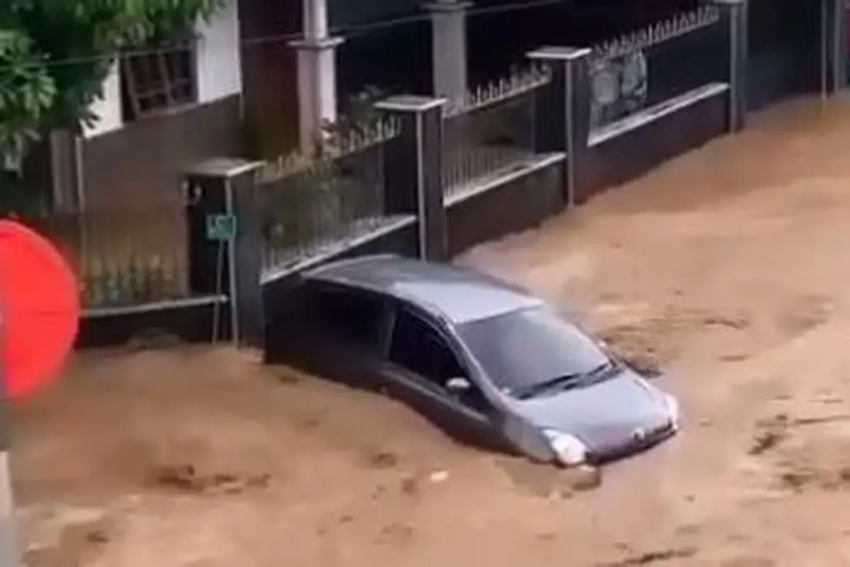 Mobil terseret banjir bandang di Jember, Jawa Timur. (Foto: Istimewa/Liputan6.com)