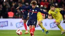 Prancis mendapat hadiah penalti pada menit ke-84 usai Antoine Griezmann dijatuhkan Vladislav Vasilijev. Eksekusi yang dimabil langsung oleh Antoine Griezmann berbuah gol ke-7 ke gawang Kazakhstan. (AFP/Franck Fife)