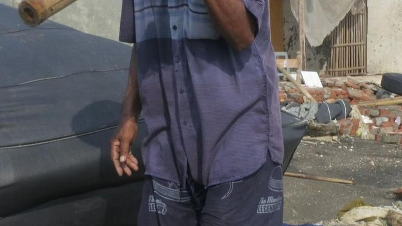 Keluarga Kakek Carmad mengaku, "Kami hanya di data tapi memang belum semua keluarga yang menerima bantuan rumah jadi oleh pemerintah setempat dikarenakan secara bergilir untuk relokasi rumah baru". Foto: merdeka.com / Imam Buhori