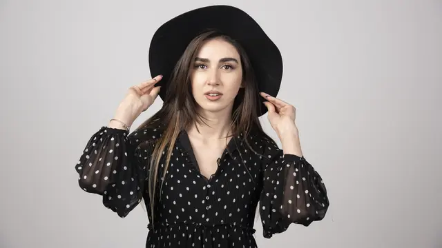 perempuan baju hitam