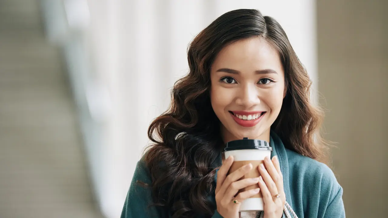 tersenyum cantik bahagia mandiri single menawan
