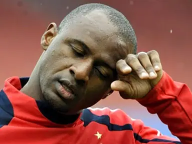 French captain Patrick Vieira gestures during a team training on June 8, 2008 at the Letzigrund Stadium in Zurich on the eve of their first Euro 2008 championship football match against Romania. AFP PHOTO / FRANCK FIFE