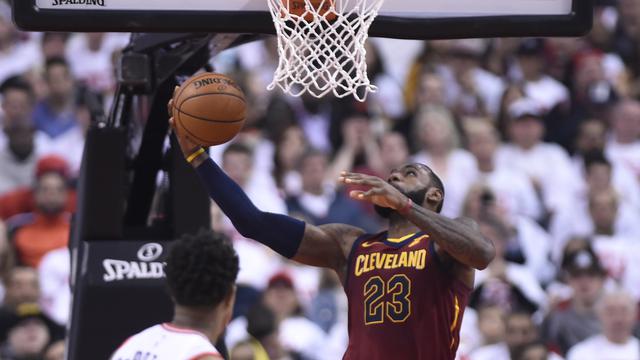Aksi LeBron James saat Cavaliers Kalahkan Raptors di Gim Pertama Play-off NBA