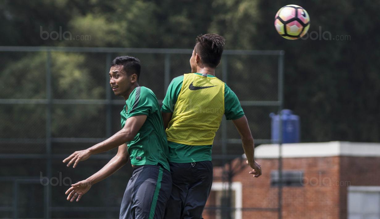 Pemain Timnas Indonesia U-22, Ricky Fajrin, duel udara dengan Rezaldi Hehanusa, saat latihan di Lapangan SPH Karawaci, Banten, Kamis (10/8/2017). Latihan dilakukan sebagai persiapan jelang SEA Games 2017 Malaysia. (Bola.com/Vitalis Yogi Trisna)