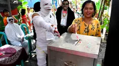 Tempat Pemungutan Suara (TPS) di Surabaya dijaga hantu, Rabu (9/7/2014) (Antara Foto/Eric Ireng)