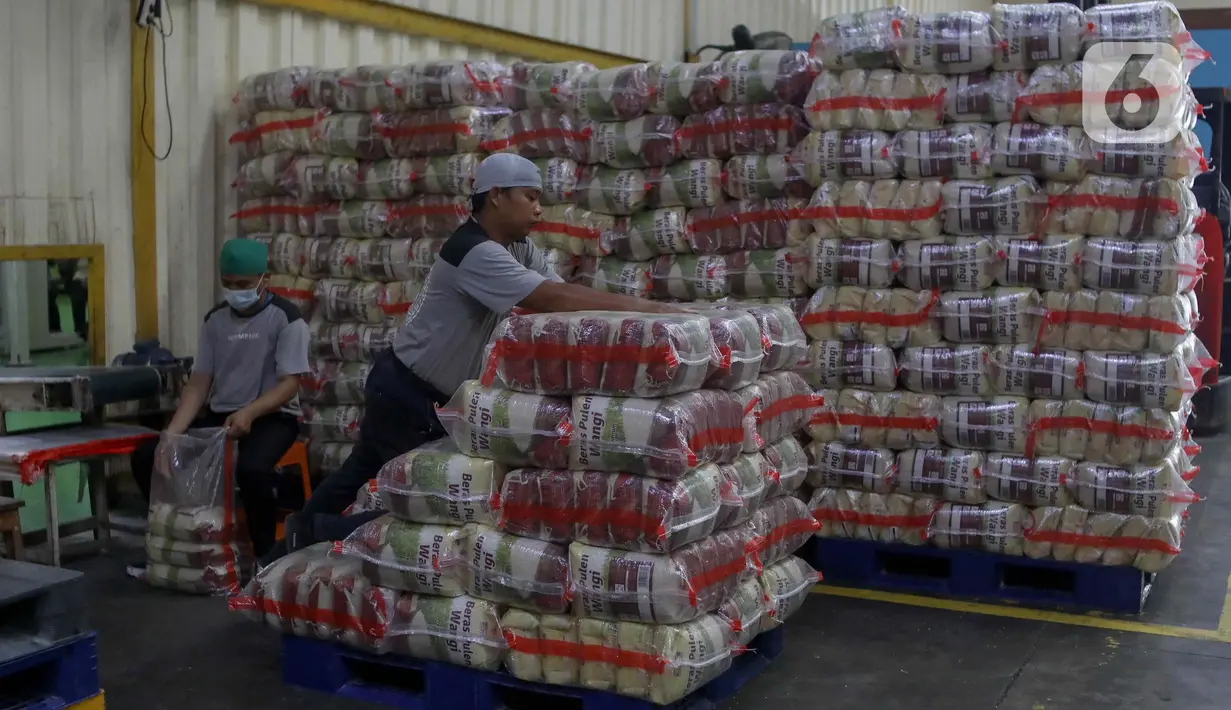 Pendistribusian beras premium ini akan dilakukan secara bertahap. (Liputan6.com/Herman Zakharia)