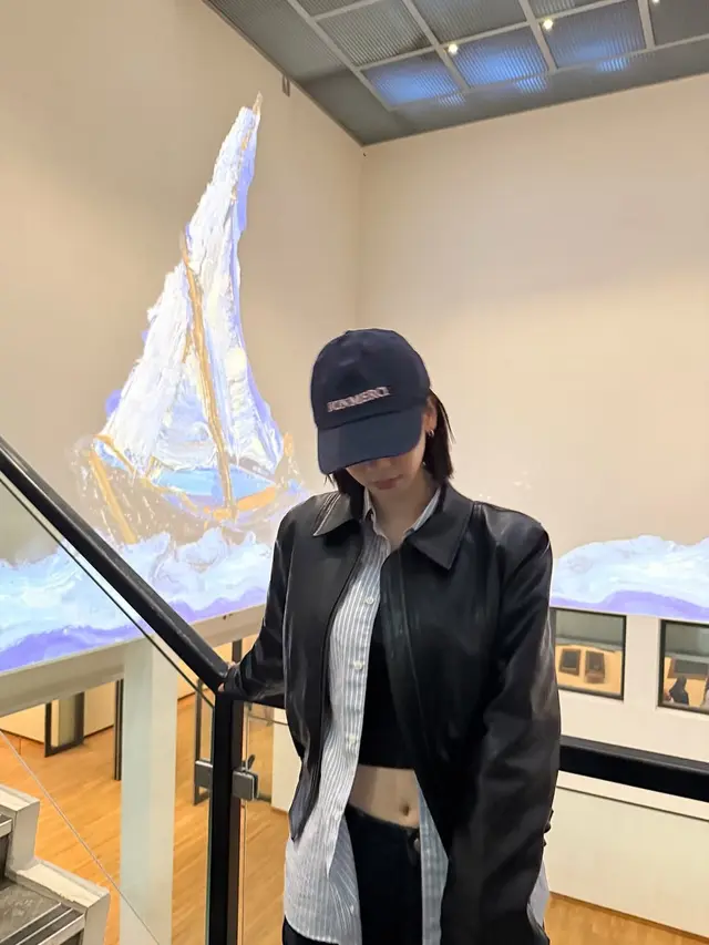 6 Gaya Boyish Karina aespa Padu Padan Busana dengan Jaket Kulit