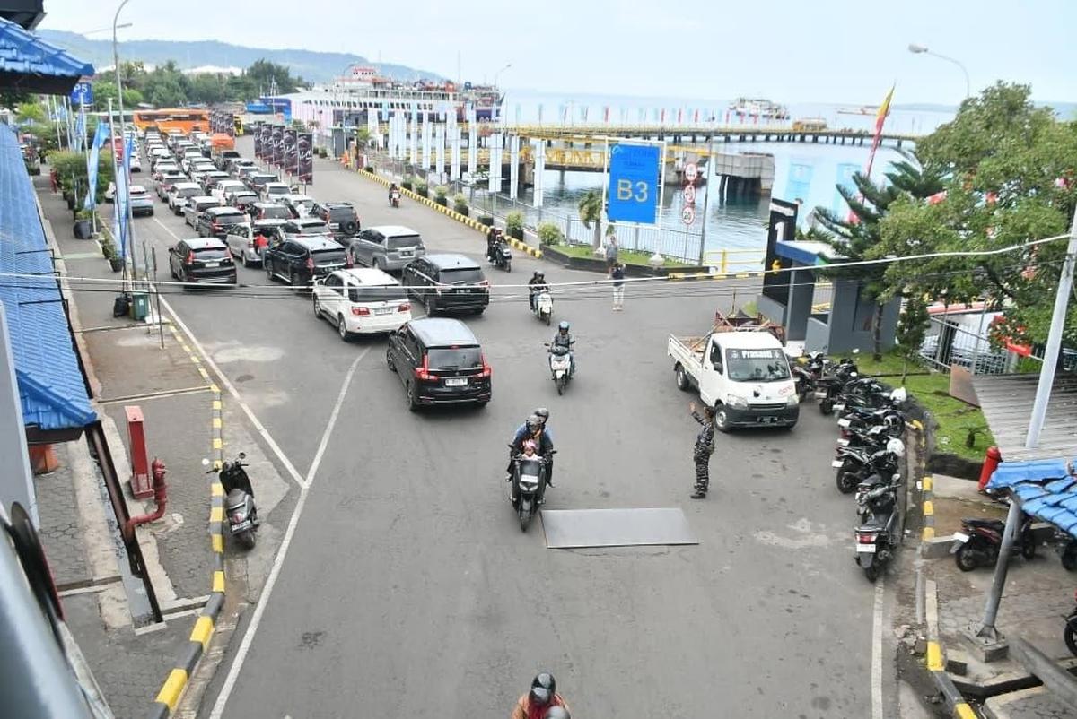 FOTO: Pengamanan Laut Diperketat Saat  Arus Mudik Lebaran di Selat Bali