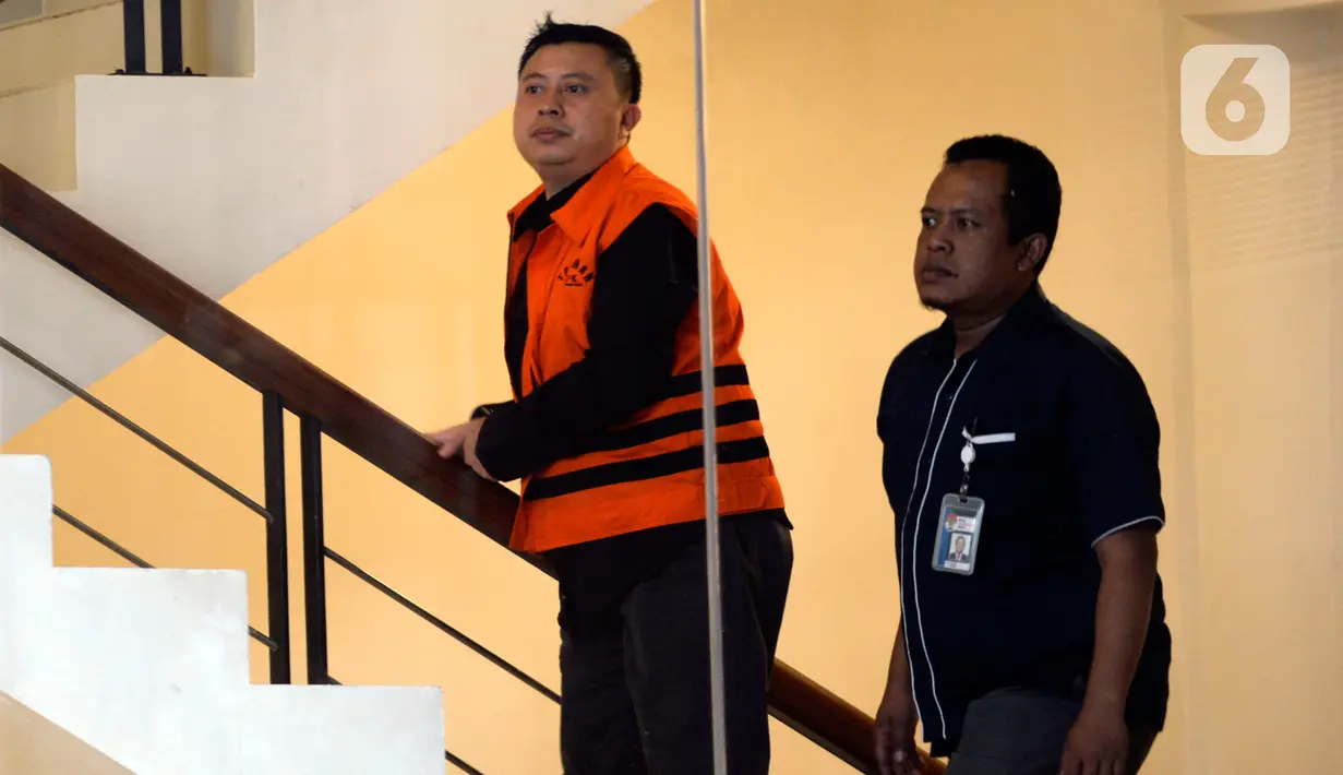 Saeful Bahri, staf Sekjen PDIP Hasto Kristiyanto, (kiri) tiba untuk menjalani pemeriksaan lanjutan di Gedung KPK, Jakarta, Selasa (18/2/2020). Saeful Bahri diperiksa sebagai tersangka kasus dugaan penerimaan hadiah terkait penetapan anggota DPR tahun2019-2024. (merdeka.com/Dwi Narwoko)