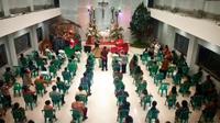 Pentas tokoh Sinterklas menari sufi usai Misa Malam Natal di Gereja Paroki St. Theresia Majenang, Cilacap. (Foto: Liputan6.com/Dok. Imam Hamidi)