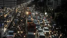 Sejumlah kendaraan melintas di Jalan Jenderal Gatot Subroto, Jakarta, Jumat (3/3). Jakarta menempati posisi ketiga dari 390 kota yang berasal dari 48 negara di seluruh dunia.(Liputan6.com/Yoppy Renato)