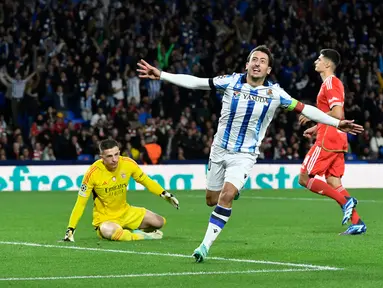 Pemain Real Sociedad Mikel Oyarzabal merayakan gol ke gawang Benfica pada pertandingan sepak bola Grup D Liga Champions di Stadion Reala Arena, San Sebastian, Spanyol, Rabu (8/11/2023). (AP Photo/Alvaro Barrientos)