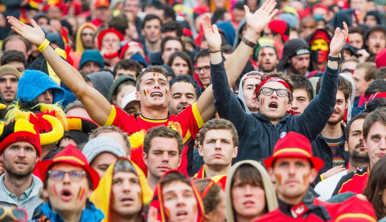 Ekspresi suporter Belgia saat menyaksikan timnya melawan Hungaria  pada babak 16 besar di Brussels, Belgia, Senin (2//2016) dini hari WIB.  Belgia menang 4-0. (EPA/Stephanie Lecocq)
