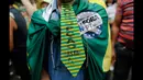 Seorang demonstran mengenakan dasi memprotes Presiden Brazil di Paulista Avenue, Sao Paulo, Brazil (15/3/2015). Satu juta demonstran memenuhi ruas jalan di kota-kota Brazil untuk memprotes ekonomi lesu, kenaikan harga dan korupsi. (Reuters/Nacho Doce)