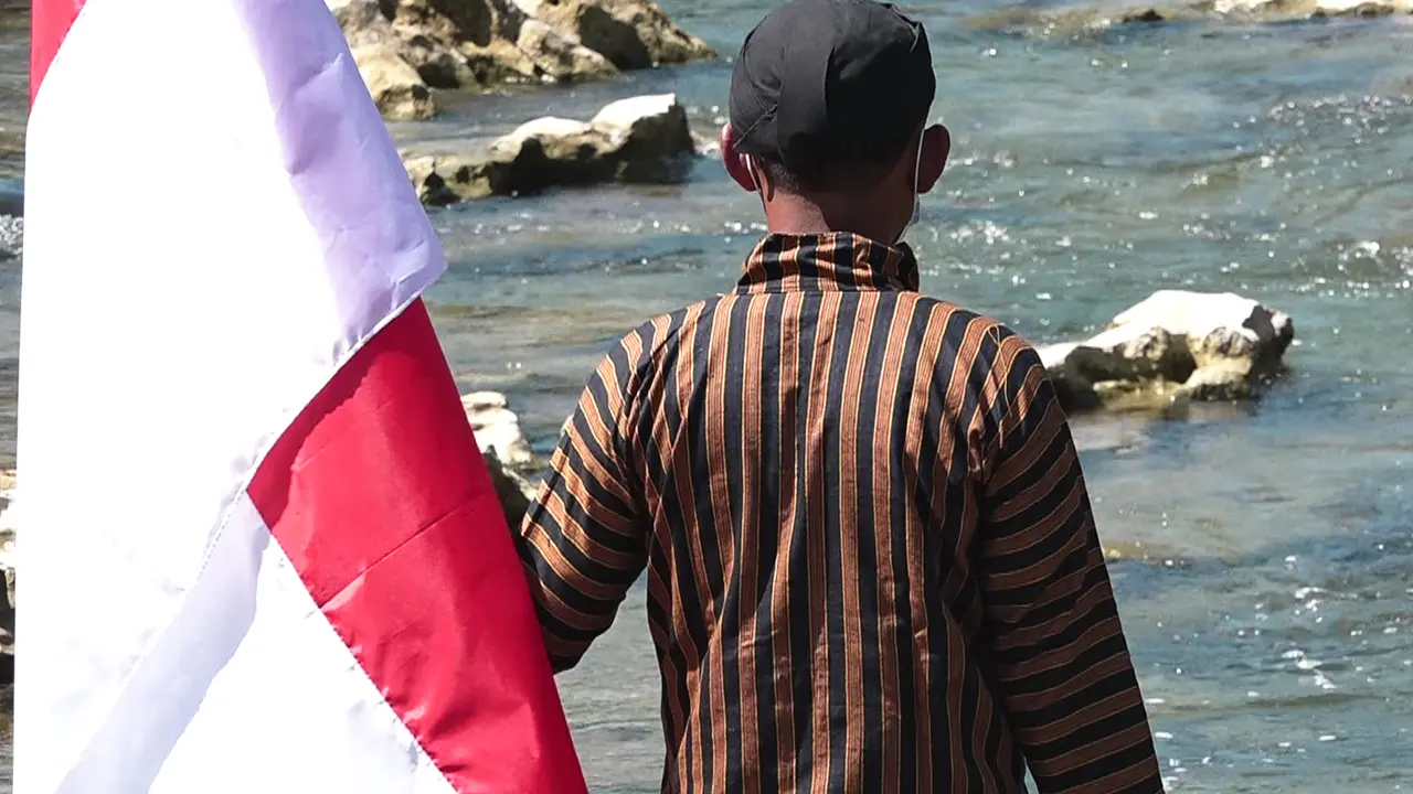 Pakain Adat JAwa dengan Bendera