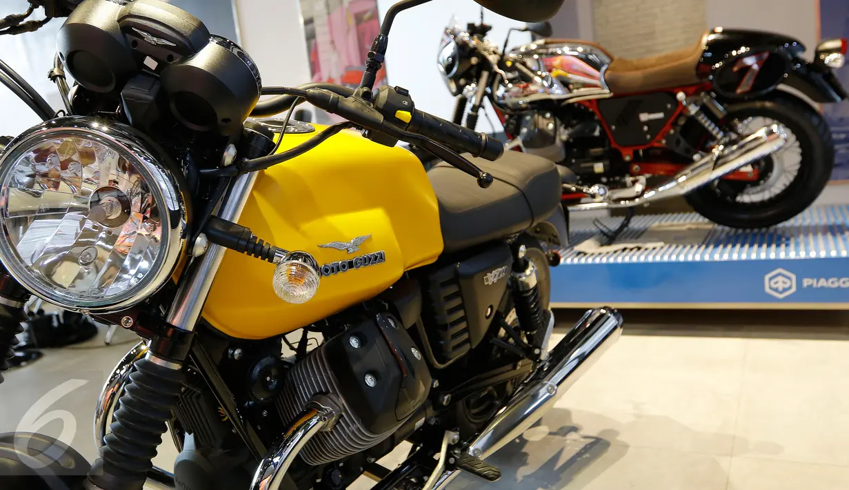 Sepeda motor Moto Guzzi V7 Stone (kuning) dan Moto Guzzi V7 Racer dipamerkan di Jakarta Selatan, (21/01). Mereka akan mengelilingi Pulau Lombok dengan mengabadikan tempat eksotis dalam ajang Indonesia Moto Adventure 2016. (Liputan6.com/Fery Pradolo)