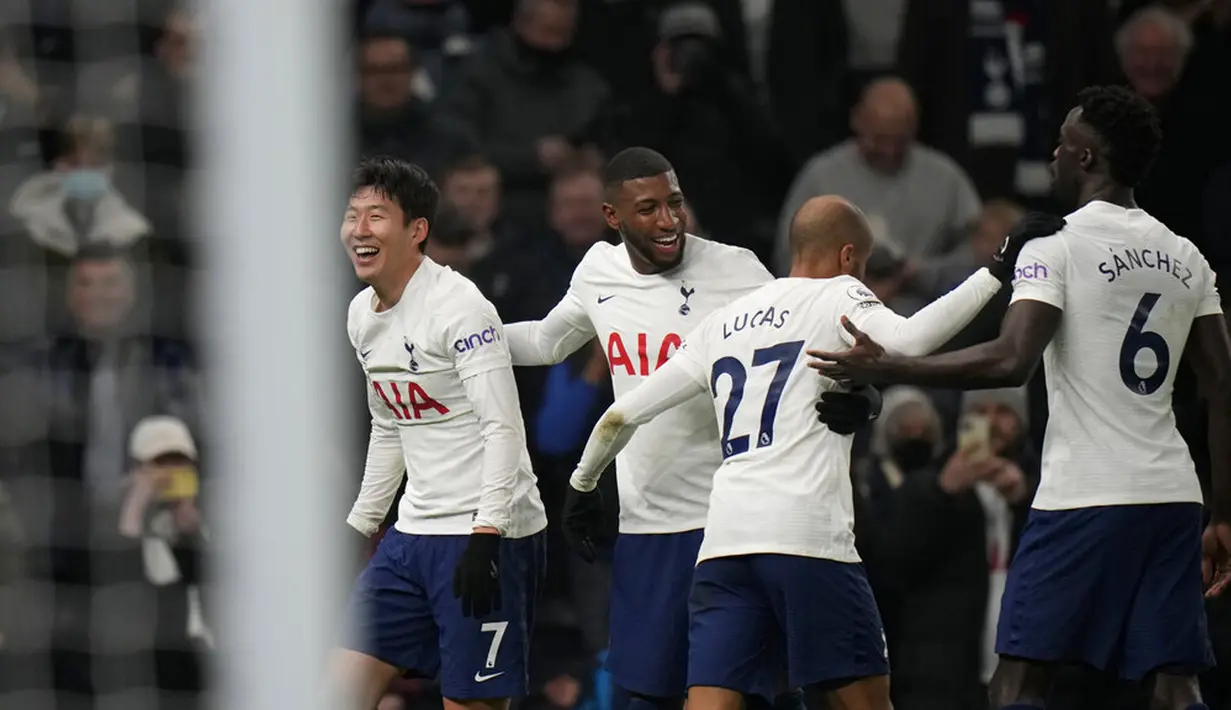 Pemain Tottenham Hotspur Son Heung-min (kiri) merayakan dengan rekan setimnya usai mencetak gol ke gawang Crystal Palace pada pertandingan sepak bola Liga Inggris di White Hart Lane, London, Inggris, Minggu (26/12/2021). Tottenham Hotspur menang 3-0. (AP Photo /Alastair Grant)