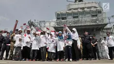 Anak-anak panti asuhan Nuruz Zahroh berada di kapal perang HMS Albion milik Inggris di Pelabuhan Tanjung Priok, Jakarta, Minggu (22/4). Dalam kunjungannya, anak-anak tersebut berkesempatan melihat bagian dalam kapal. (Merdeka.com/Iqbal S. Nugroho)