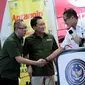 Menparekraf Sandiaga Uno berjabat tangan dengan Chief Operating Officer PT Deltomed Laboratories Junius Rahardjo seusai penandatanganan nota kesepahaman di Jakarta, Senin, 16 Januari 2023. (dok. Biro Komunikasi Publik Kemenparekraf)