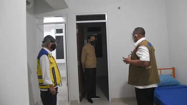 Presiden Joko Widodo (Jokowi) meninjau langsung kesiapan Rumah Susun (Rusun) Pasar Rumput di Jakarta sebagai salah satu tempat isolasi terpusat bagi pasien Covid-19.