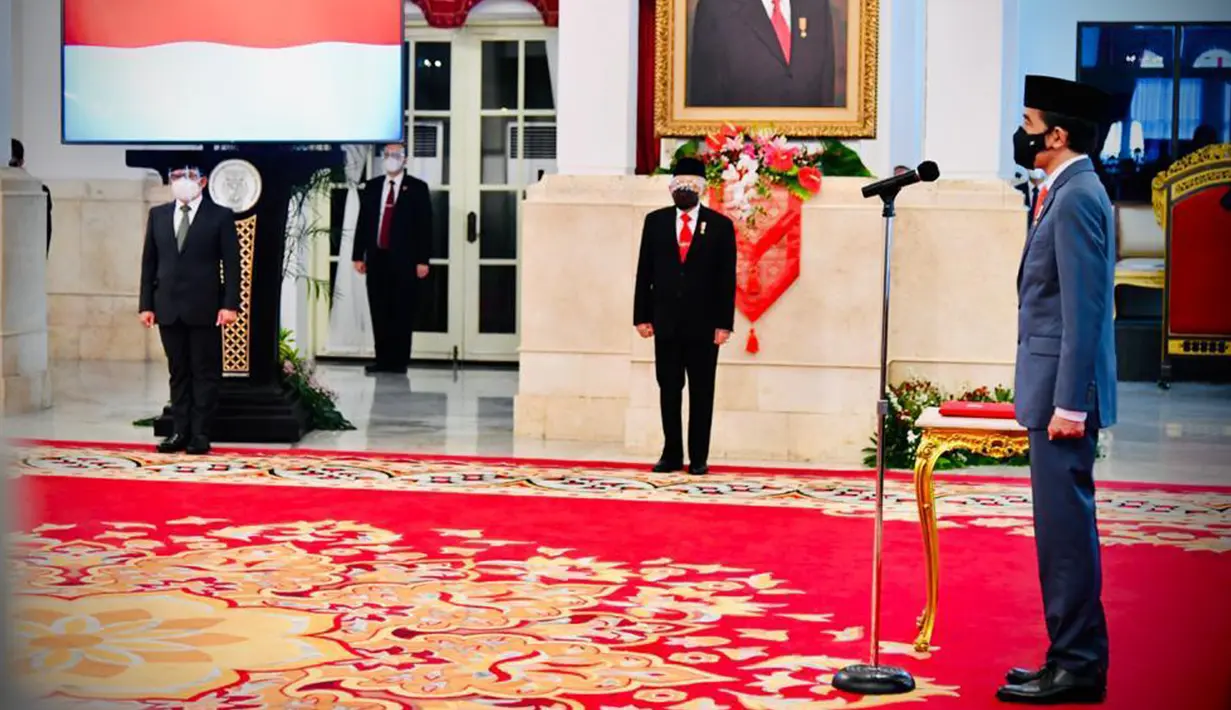 Presiden Joko Widodo (kanan) melantik enam menteri baru Kabinet Indonesia Maju di Istana Negara, Jakarta, Rabu (23/12/2020). Keenamnya adalah Yaqut Cholil Qoumas, Budi Gunadi Sadikin, Tri Rismaharini, Muhammad Lutfi, dan Sandiaga Salahuddin Uno. (Foto: Muchlis Jr - Biro Pers Sekretariat Presiden)