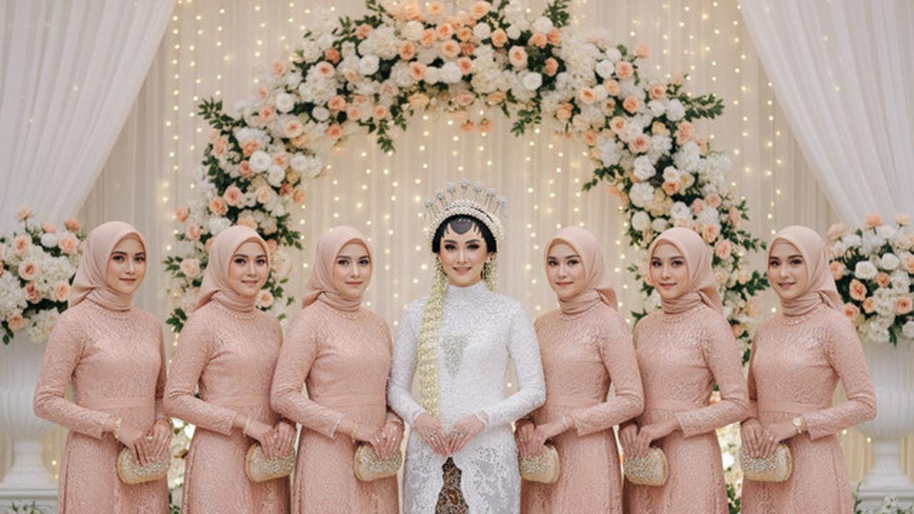 7 Model Gamis Brokat Soft Color Tapi Tetap Tampil Stand Out untuk Bridesmaid Berhijab 2025