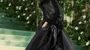 Aktris 27 tahun itu melengkapi dress tersebut dengan headpiece yang juga hitam, dengan mawar warna-warni agar sesuai dengan tema The Garden of Time. (Marleen Moise / GETTY IMAGES NORTH AMERICA / Getty Images via AFP)