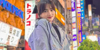 Fuji baru saja mengunggah beberapa potret liburannya di Jepang. Tampil cantik dan menggemaskan, Fuji tampil mengenakan atasan dan mini pleats skirt berwarna hitam, ditumpuknya dengan cropped denim jacket. Yang lebih menggemaskan dari tampilannya ini, ia menata rambut berponinya dengan pony-tail menggunakan kuncir berpita. Foto: Instagram.