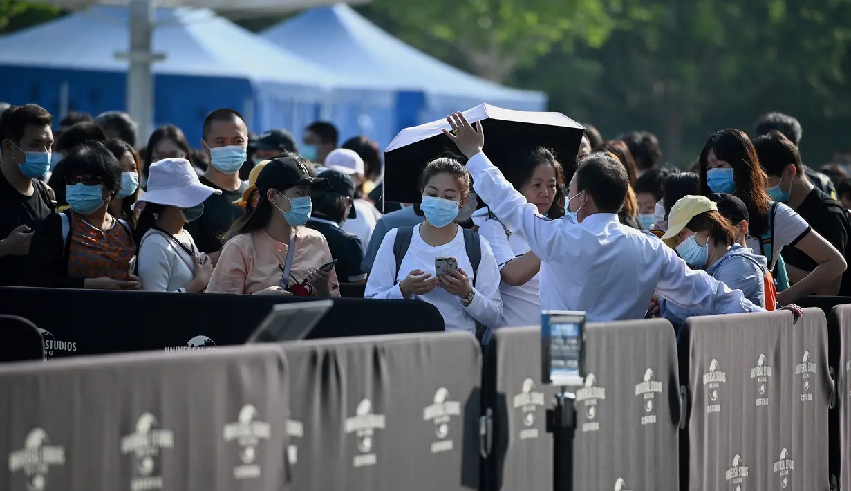 Warga antre untuk memasuki taman hiburan Universal Studios Beijing saat uji coba khusus undangan di Beijing, China, Rabu (1/9/2021). Universal Studios Beijing akan dibuka untuk umum pada 20 September 2021. (Noel Celis/AFP)