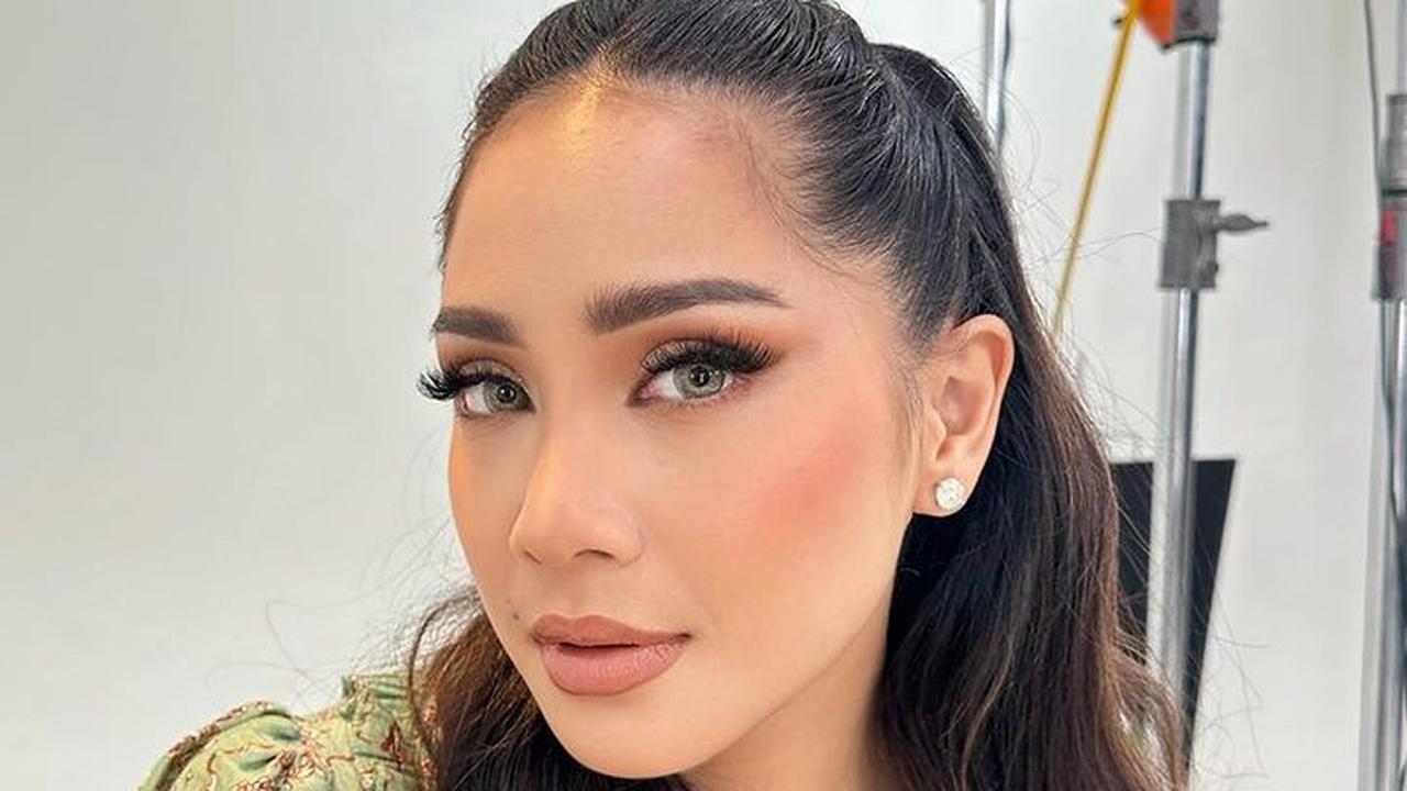 Postingan Tasya Farasya mencuri perhatian salah satu makeup artist atau MUA ternama di Indonesia yakni Bubah Alfian. Bubah menuliskan komentarnya di postingan Tasya Farasya. Potret Nagita jadi mirip Tasya.<br>