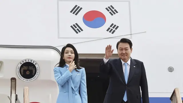 Presiden Korea Selatan Yoon Suk Yeol bersama istrinya Kim Keon-hee di Seoul. (AP)