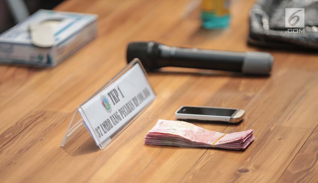 Barang bukti kasus narkoba yang menjerat komedian Tri Retno Prayudati alias Nunung dihadirkan dalam rilis di Polda Metro Jaya, Jakarta, Senin (22/7/2019). Nunung ditangkap bersama suaminya, July Jan Sambiran, usai bertransaksi narkoba di kediaman mereka. (Liputan6.com/Faizal Fanani)