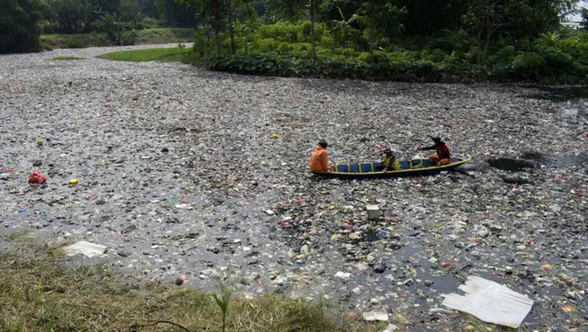 19 Ton Sampah Kembali Kotori Sungai Citarum