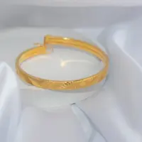 Ilustrasi Gelang Emas Cuff (Credit: Imam Kurniawan/Unsplash)
