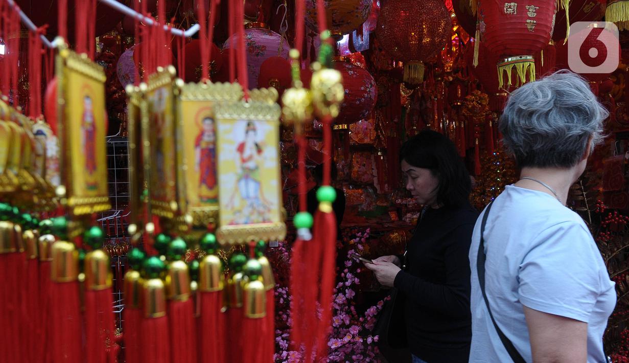 Pernak-pernik tersebut bervariasi seperti angpau, hiasan dinding, barongsai mini, lampion dan aksesoris lainnya. (merdeka.com/Imam Buhori)