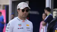 Pembalap Red Bull, Sergio Perez, sebelum berkendara di Formula1 GP Monaco, Minggu (26/5/2024). (AP Photo/Luca Bruno)