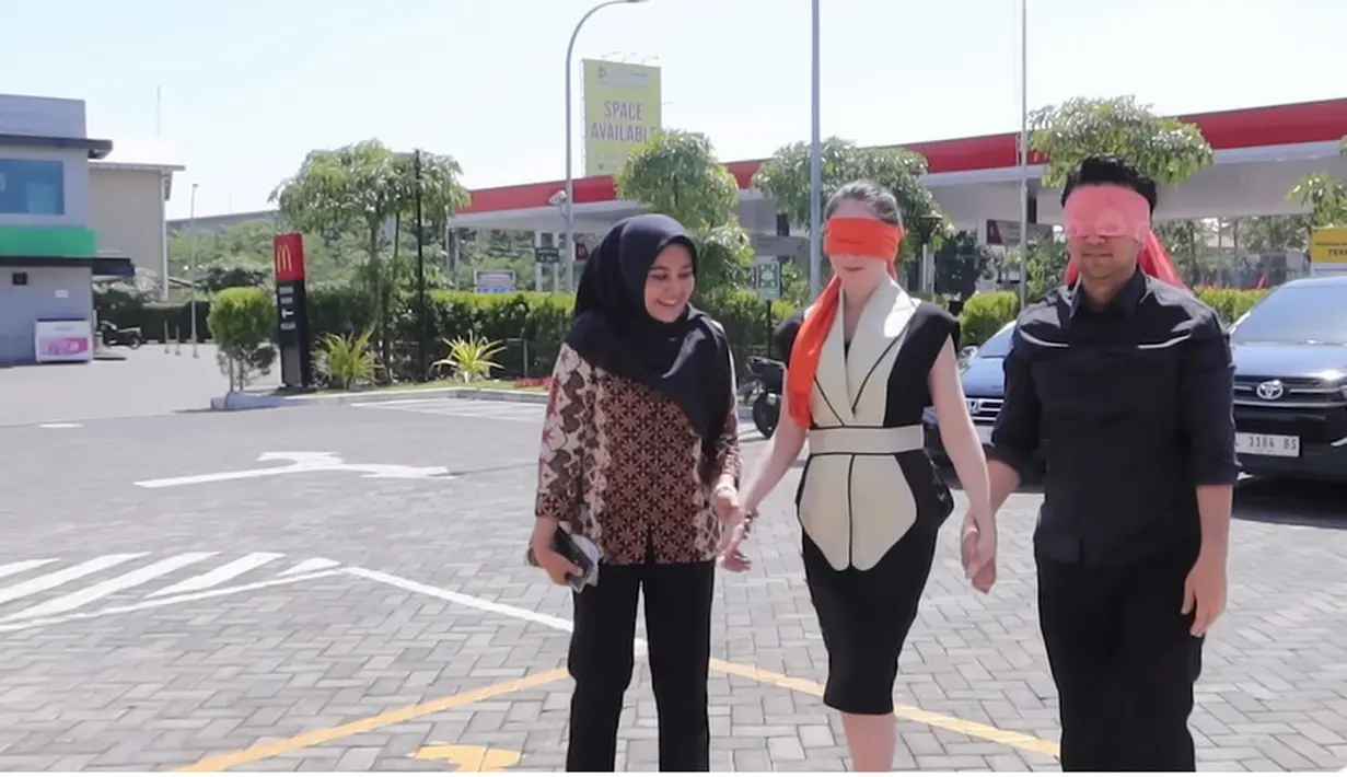 Dari rumah dinas, pasangan yang telah dikaruniai tiga orang anak itu ditutup matanya hingga sampai  tempat kejutan disiapkan. Acara sederhana itu dibuat di restoran fastfood, McDonald's  tempat yang biasa digunakan anak-anak merayakan ulang tahun. [Youtube/Arumi Bachsin]