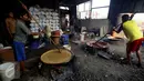 Pekerja membuat dodol betawi "Ibu Ipah" di industri rumahan kawasan Kampung Gedong, Jakarta Timur, Senin (29/6/2015). Produksi dodol Betawi mengalami peningkatan sepuluh kali lipat seiring permintaan jelang Lebaran. (Liputan6.com/Johan Tallo)