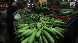 Timun terlihat di pasar di Jakarta, Rabu (20/12).  Jelang Natal dan Tahun Baru, harga bahan pokok di Jakarta mulai merangkak naik. Namun, kenaikannya masih belum tinggi hanya berkisar Rp2.000-5.000 per kg. (Liputan6.com/Angga Yuniar)