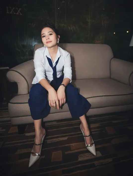 Pulasan makeup yang super flawess bikin Prilly terlihat cantik meski kenakan busana maskulin [@prillylatuconsina96]