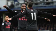 Striker Arsenal, Alexandre Lacazette (kiri) merayakan gol ke gawang Everton pada matchday kesembilan Liga Primer Inggris di Goodison Park, Minggu (22/10). The Gunners menang dengan skor akhir 5-2. (Oli SCARFF / AFP)