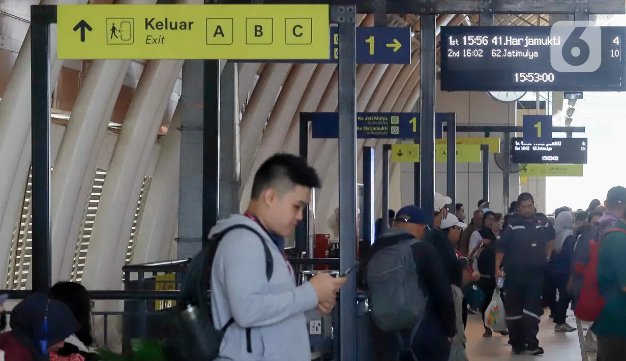 LRT Jabodebek menerapkan tarif akhir pekan (weekend) yang berlaku setiap hari Sabtu, Minggu, dan libur nasional dengan maksimal tarif Rp10.000. (Liputan6.com/Herman Zakharia)
