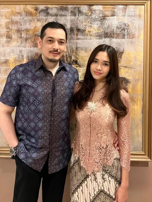 Di sini, Chanella Leslie mengenakan kebaya pink dan dipadunya dengan kain batik bernuansa senada. Rambut panjangnya yang indah dibiarkan tergerai. [Foto: Instagram/cuttaryofficial]