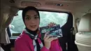 Didalam mobil, ia menyesuaikan dandanannya sebagai Blink sebutan dari penggemar grilband asal Korea Selatan. Citra menunjukkan tiket kategori Platinum. [Youtube/Ciky Citra Rezky]