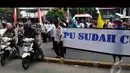 Pengendara motor nekat memasuki jalur busway dengan memaksa motornya melewati pembatas jalan, Jakarta, Senin (18/8/2014) (Liputan6.com/Miftahul Hayat)