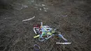 Lusinan gelang tergeletak di tepi sungai Rio Grande di Roma, Texas, 28 Maret 2021. Semua migran yang datang mengenakan gelang plastik bernomor yang terlihat seperti bisa digunakan untuk ke konser atau taman hiburan, lalu merobek dan membuangnya setelah menginjakkan kaki di AS. (AP/Dario Lopez-Mills)
