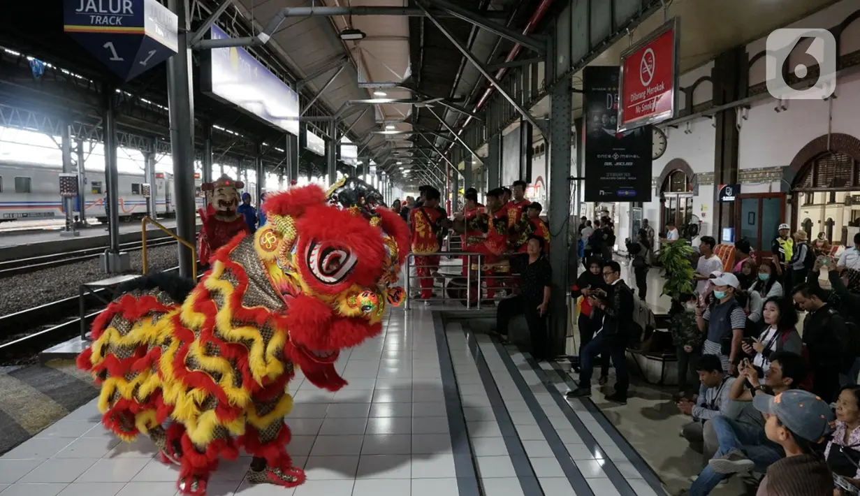 Atraksi barongsai menghibur penumpang di Stasiun Tawang, Semarang, Jawa Tengah, Sabtu (25/1/2020). Atraksi barongsai dari Putra Mataram menghibur para pengguna jasa kereta api dalam memeriahkan perayaan Tahun Baru Imlek 2571. (Liputan6.com/Gholib)
