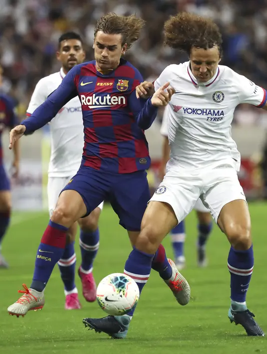 Penyerang Barcelona, Antoine Griezmann berebut bola dengan bek Chelsea, David Luiz selama pertandingan laga perdana pramusim di Saitama Stadium 2002, Saitama, Selasa (23/7/2019). Chelsea menang tipis 2-1 atas Barcelona. (AP Photo/Eugene Hoshiko)