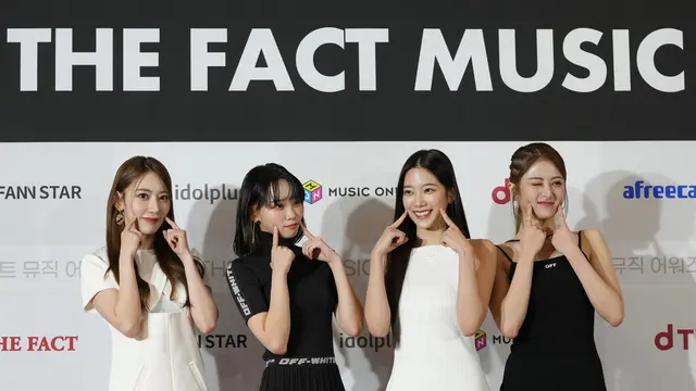 Le Sserafim dalam The Fact Music Awards 2022. (AP Photo/Lee Jin-man)